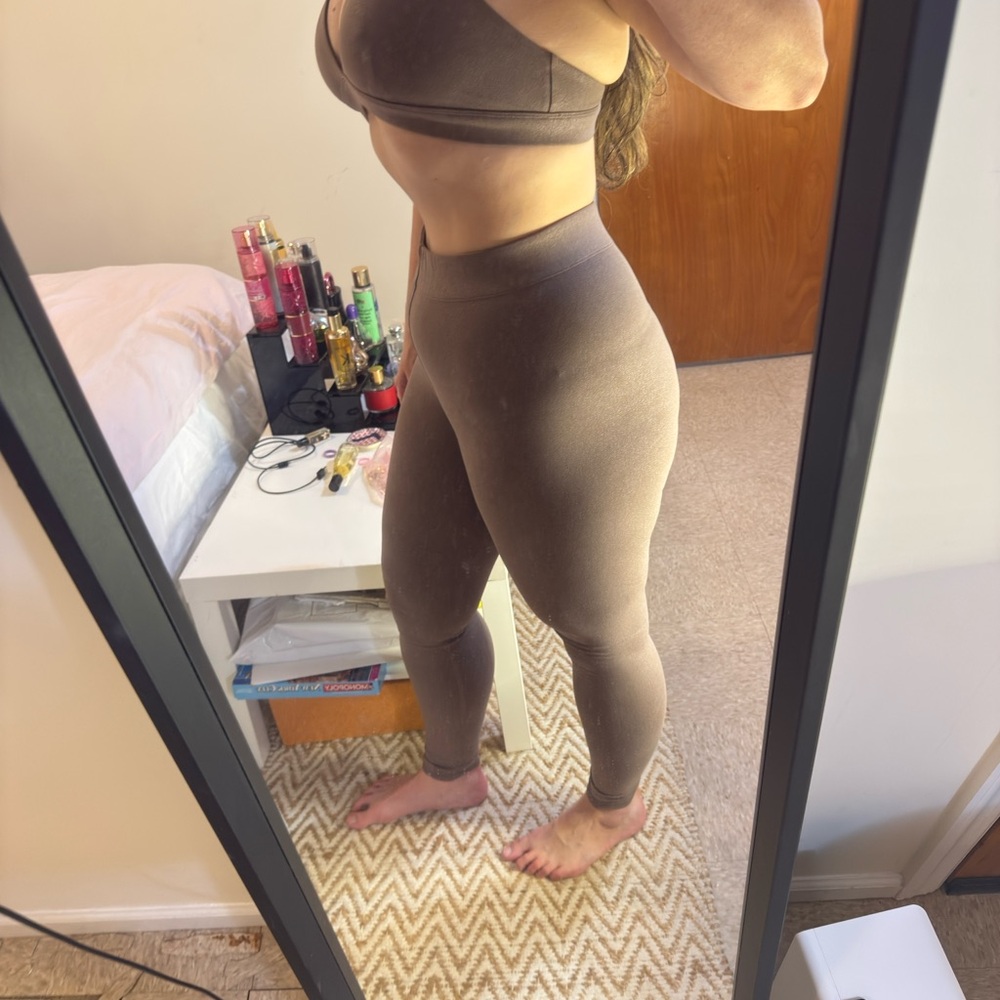 ALO Yoga Tan Activewear Set - Picture 4 of 15